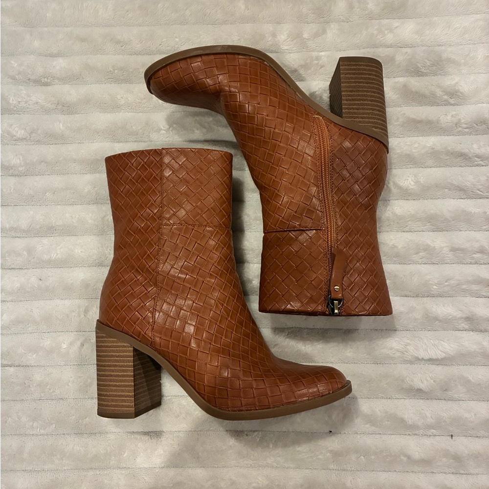 Universal Thread Tan Woven Heeled Boots